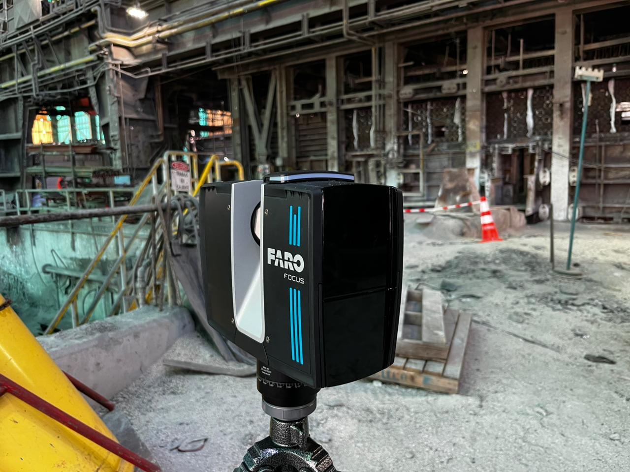Escáner láser FARO Focus capturando datos 3D en fundición de cobre - AS-BUILT 3D Chile